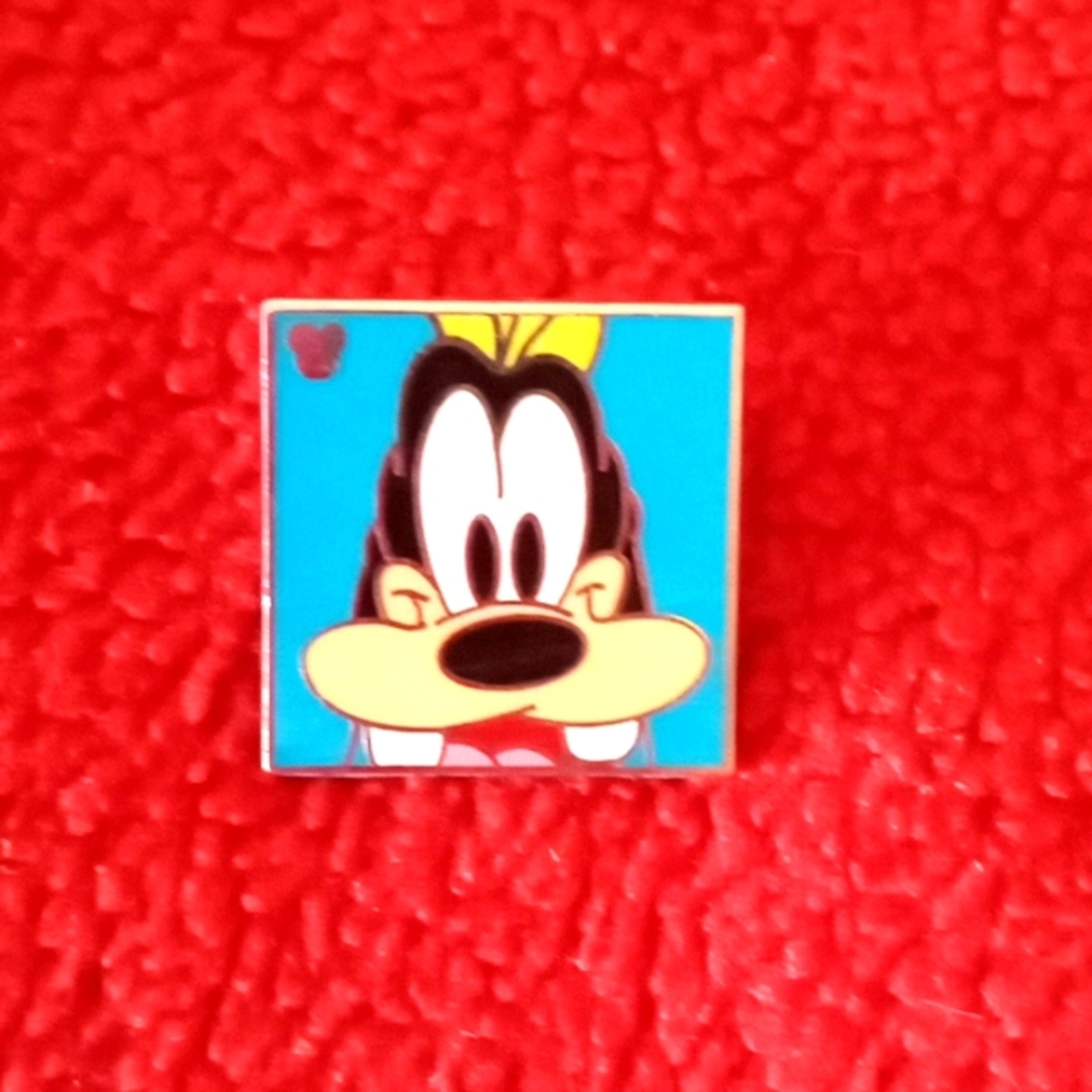 HIDDEN MICKEY GOOFY PIN